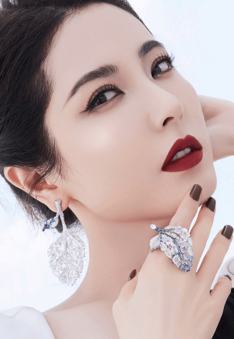 惊艳的五官搭配完美的气质,让当年的曾黎成为了无数少男少女心中的