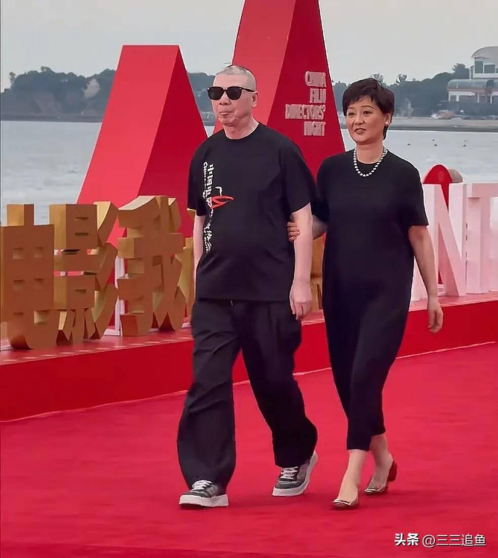 冯小刚和徐帆一起走红毯,徐帆主动挽丈夫胳膊,俩人