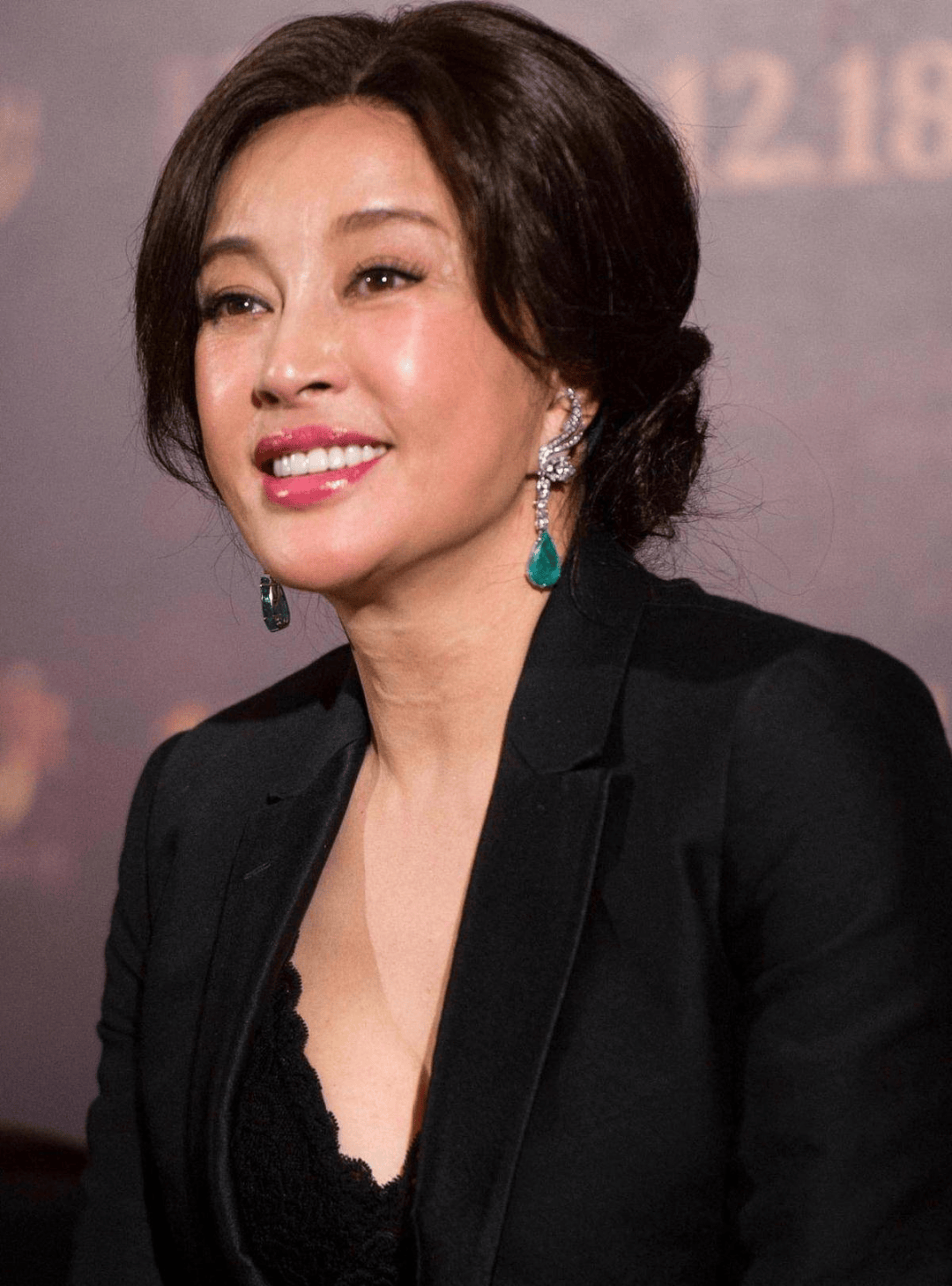 74岁刘晓庆素颜亮相美国,五官老态毕现,网友惊呼"判若两人"