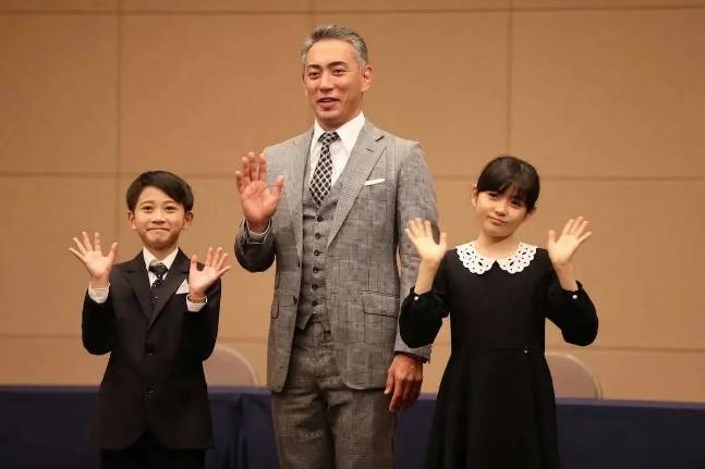 就在上个月,市川海老藏带着女儿,儿子一起演出了《鬼平犯科帐》,从