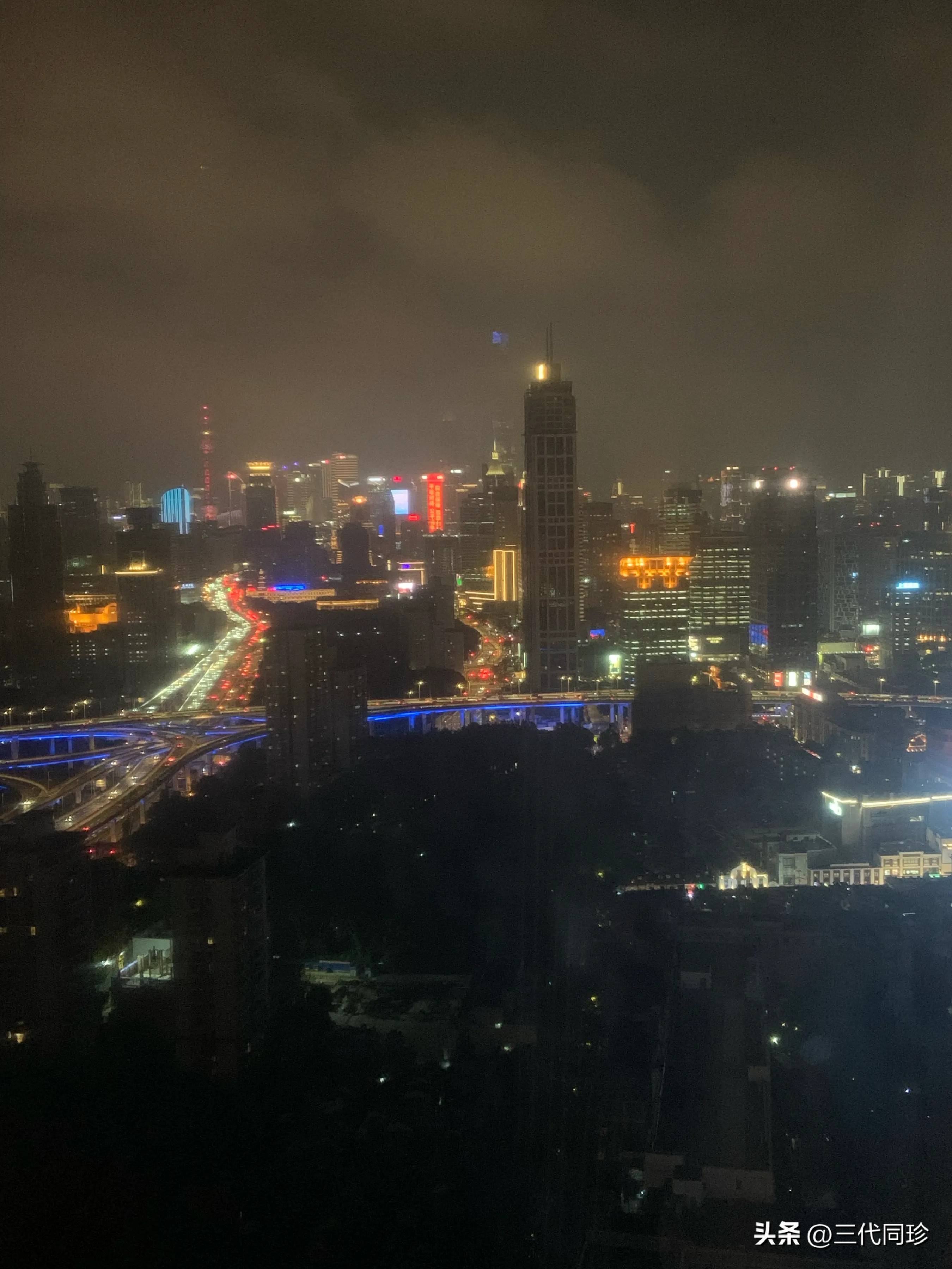 《戏台》中的笑点博弈隐藏在建军节的晚宴里