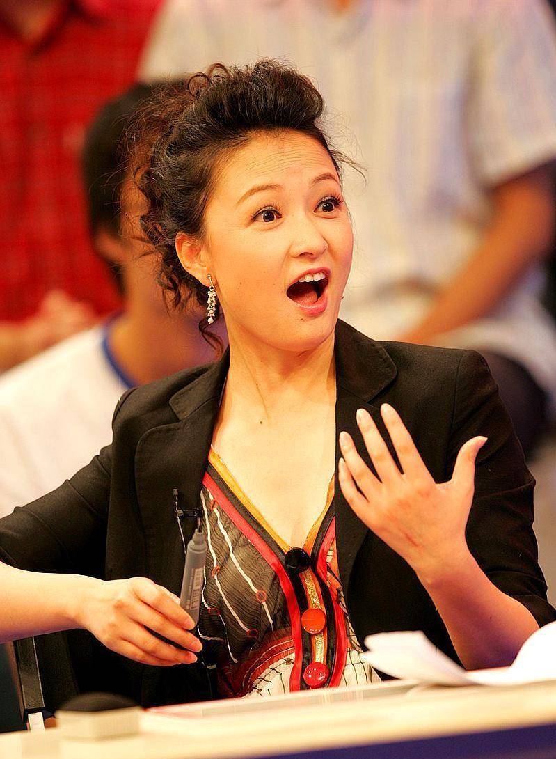 东方卫视名嘴袁鸣,现53岁的她明显有些发福了,昔日的女神感全无