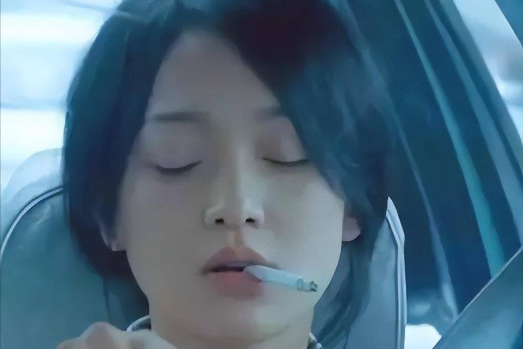 "的8位女明星,那英烟不离手,刘亦菲14岁就抽烟了