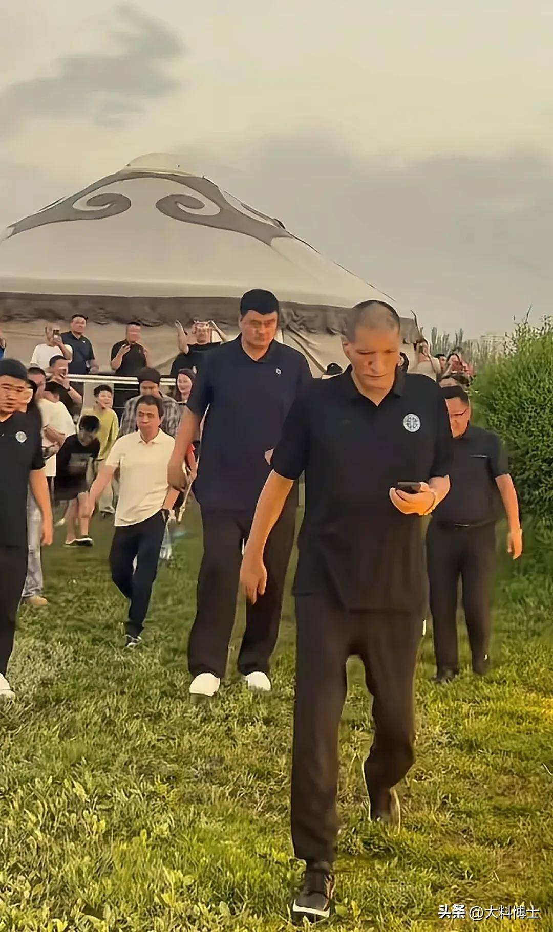 姚明巴特尔鄂尔多斯同框老队友重逢聚餐巴特尔头发花白了