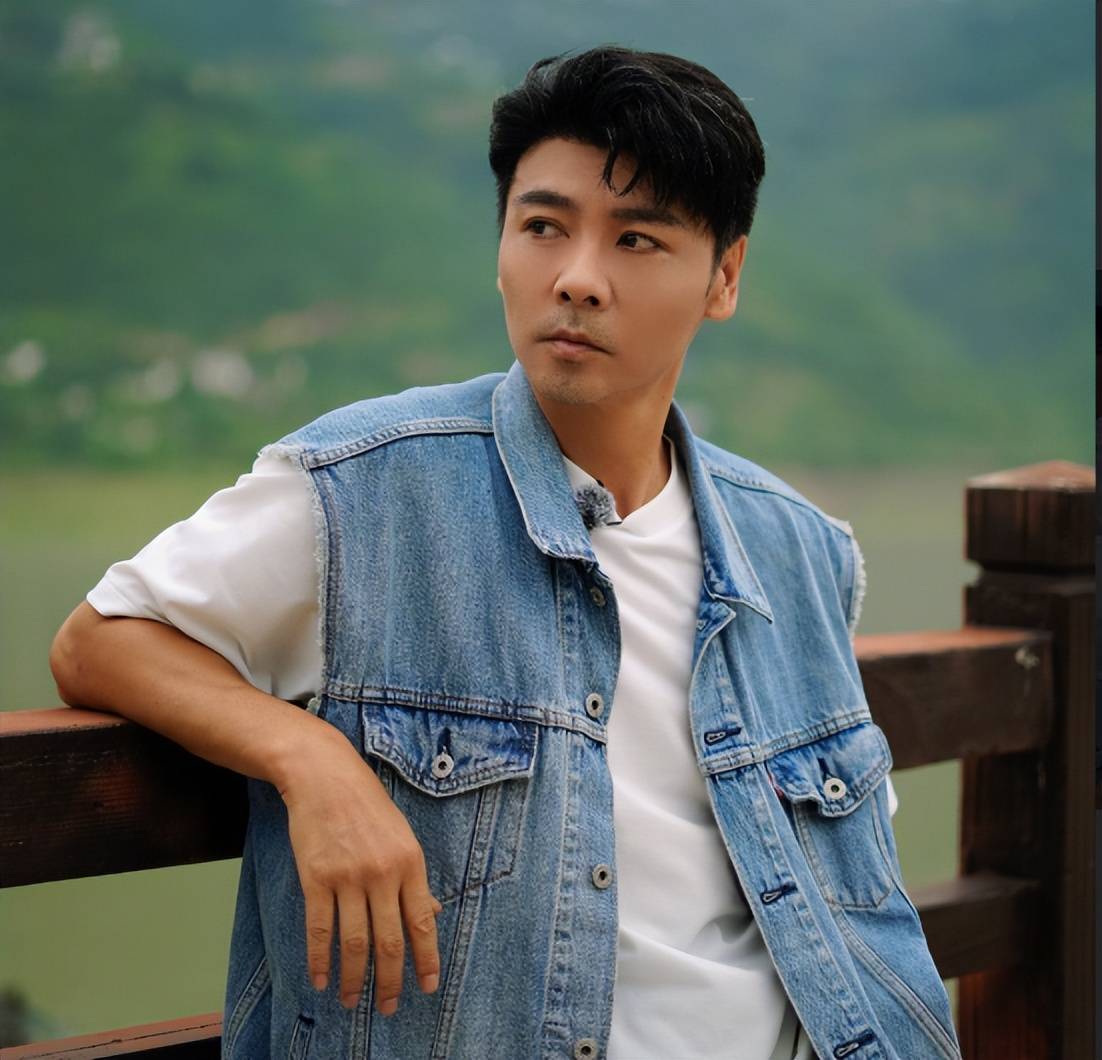 张晋国外旅游险些丧命!突发心脏病情况紧急,蔡少芬让他活了下来