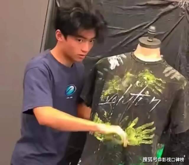 谢霆锋在杭州开演唱会,奚梦瑶夫妻到场,Lucas参与爸爸服装设计 谢霆锋在杭州开演唱会,奚梦瑶夫妻到场,Lucas参与爸爸服装设计