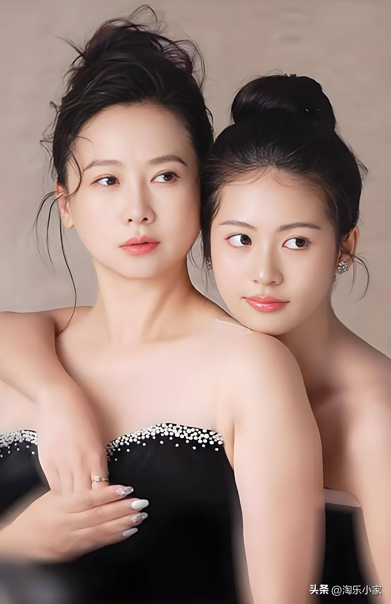 翁虹与17岁闺女同框扎辫子母女抹胸装比美看呆网友这妈56