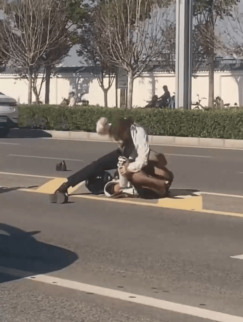 是因为双方有别车行为,然后女网红辱骂了对方,所以才导致的交通事故