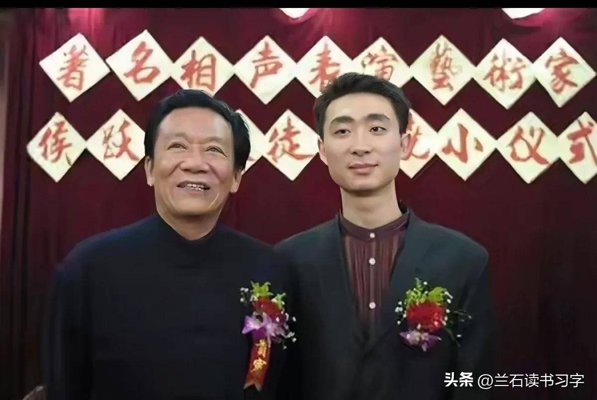 郭晓小加入德云社俩月暂任报幕员，他与郭德