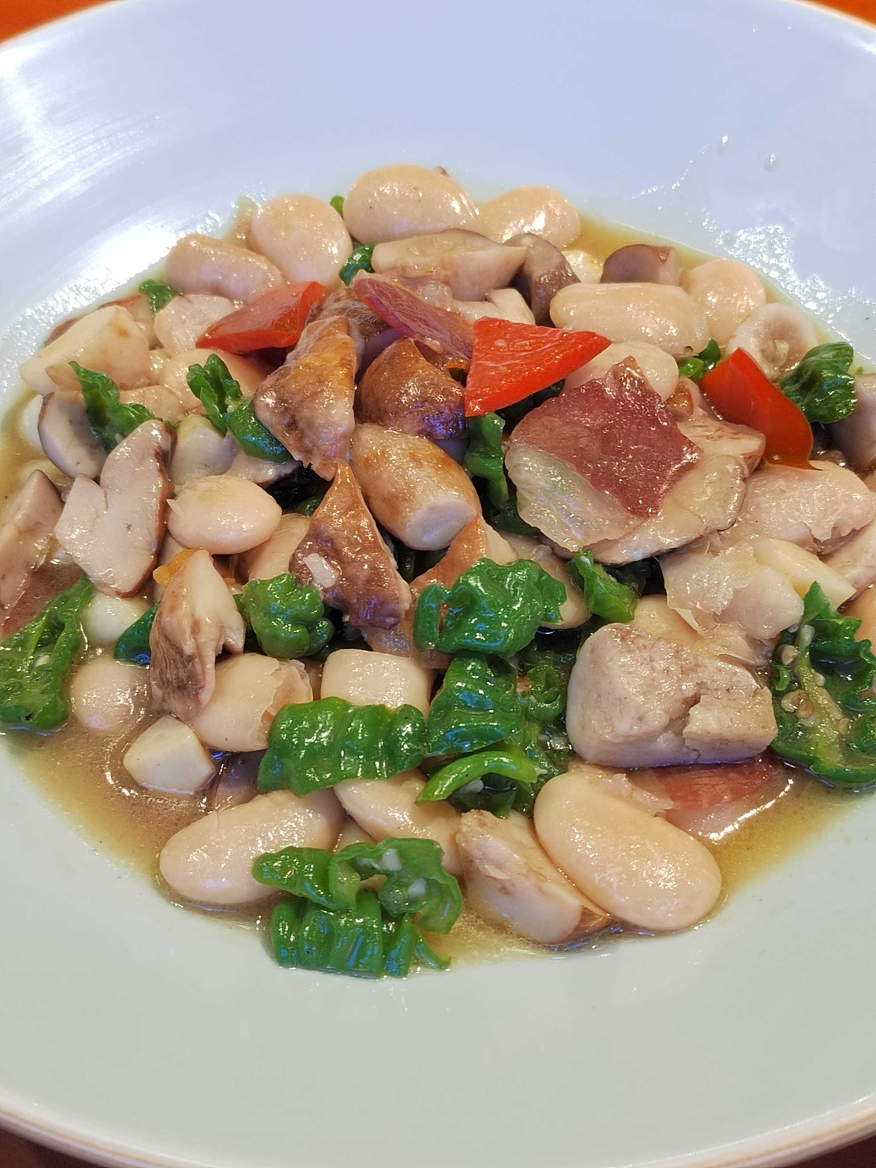 云南野生菌的深度介入就是这道青头菌双椒焖小猪蹄菌香肉香融合下