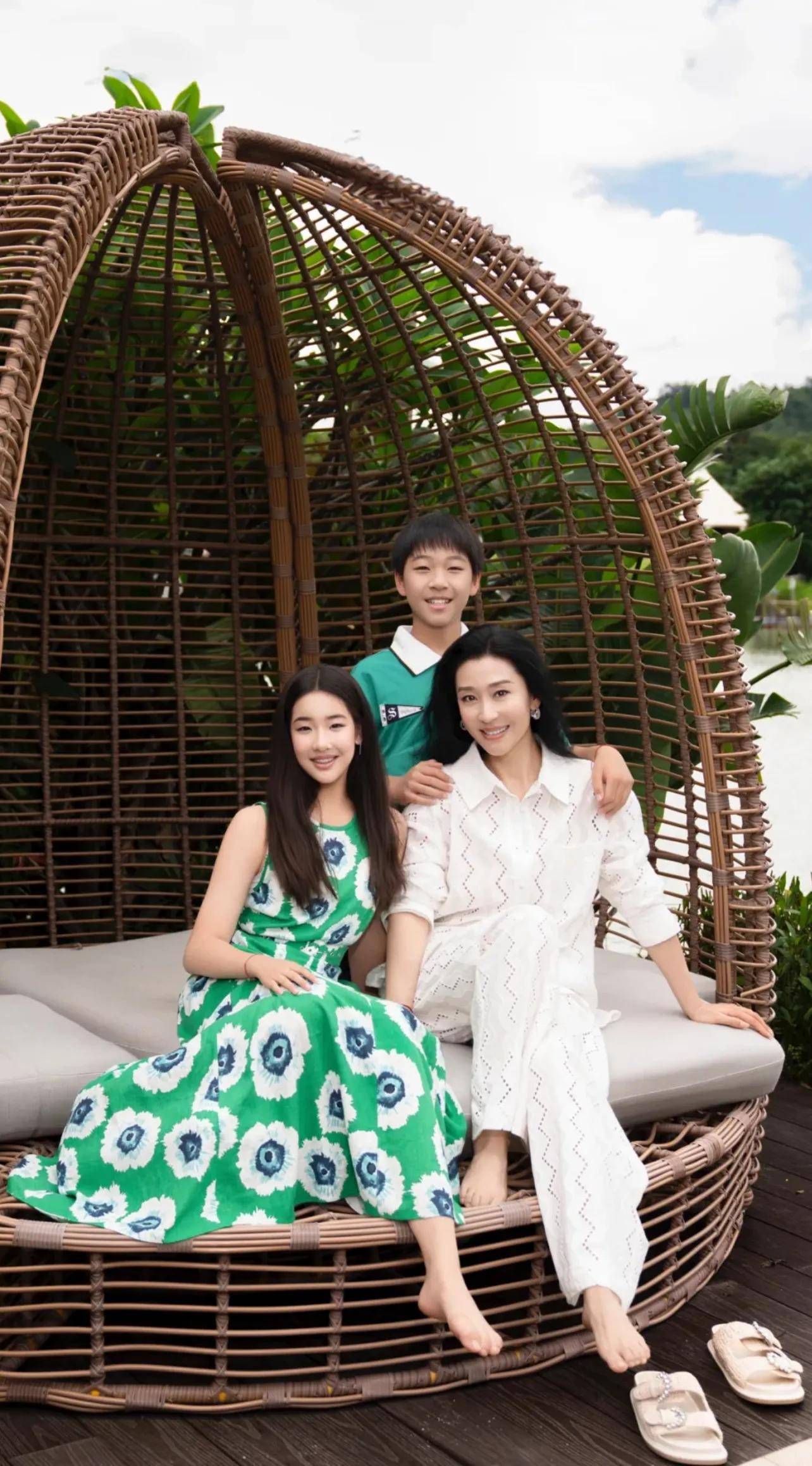 苗圃大19岁富豪老公罕见露面网友:好看的都嫁给有钱的生了个丑的