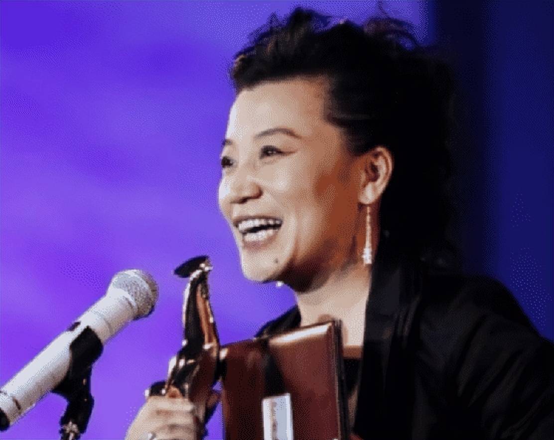 饭送嘴里也不吃,与王为念离婚,艺名被收的小香玉,终究自食其果
