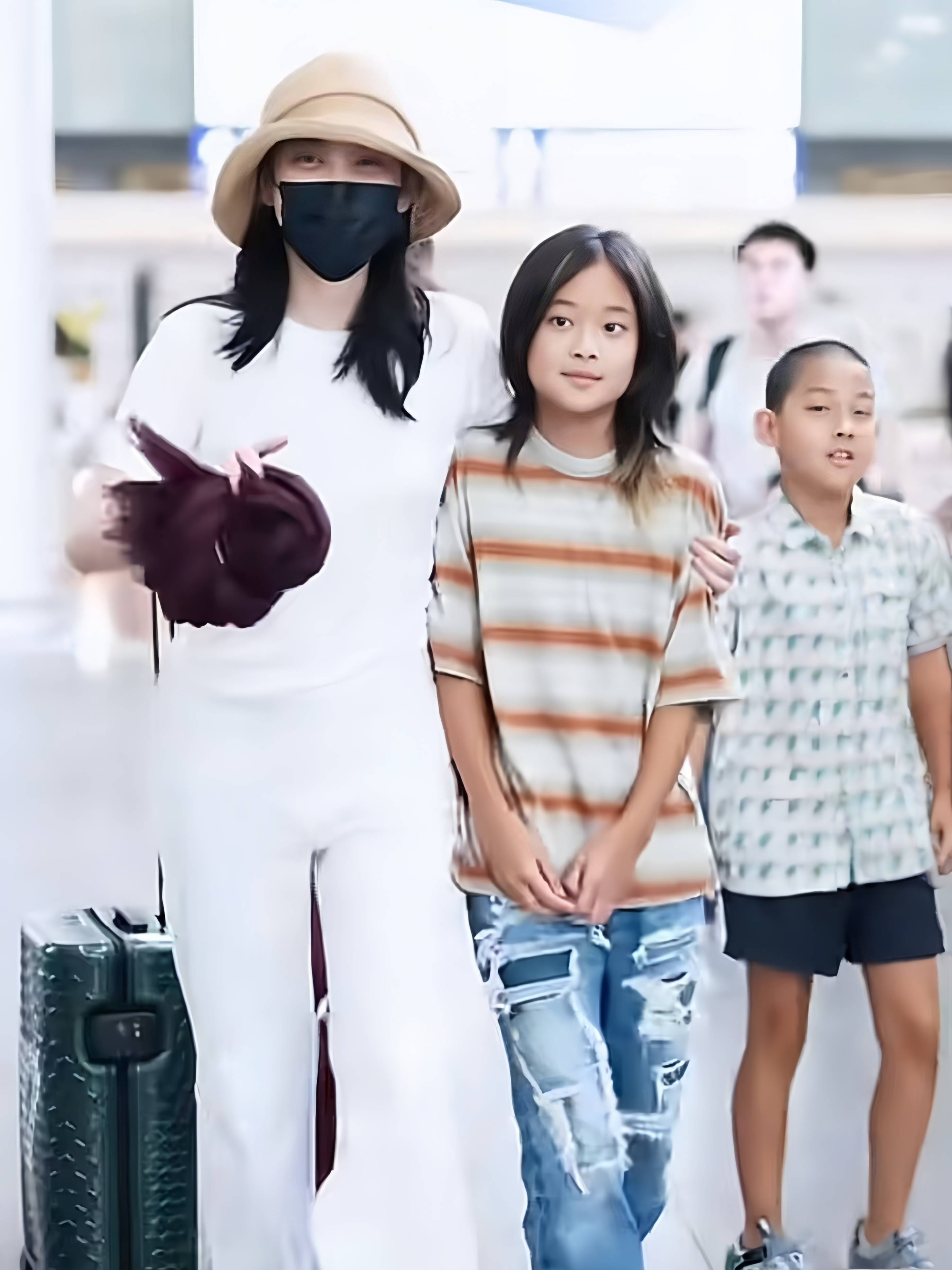 而她的女儿则俨然是小梅婷的翻版发型与面容的相似程度令人惊讶