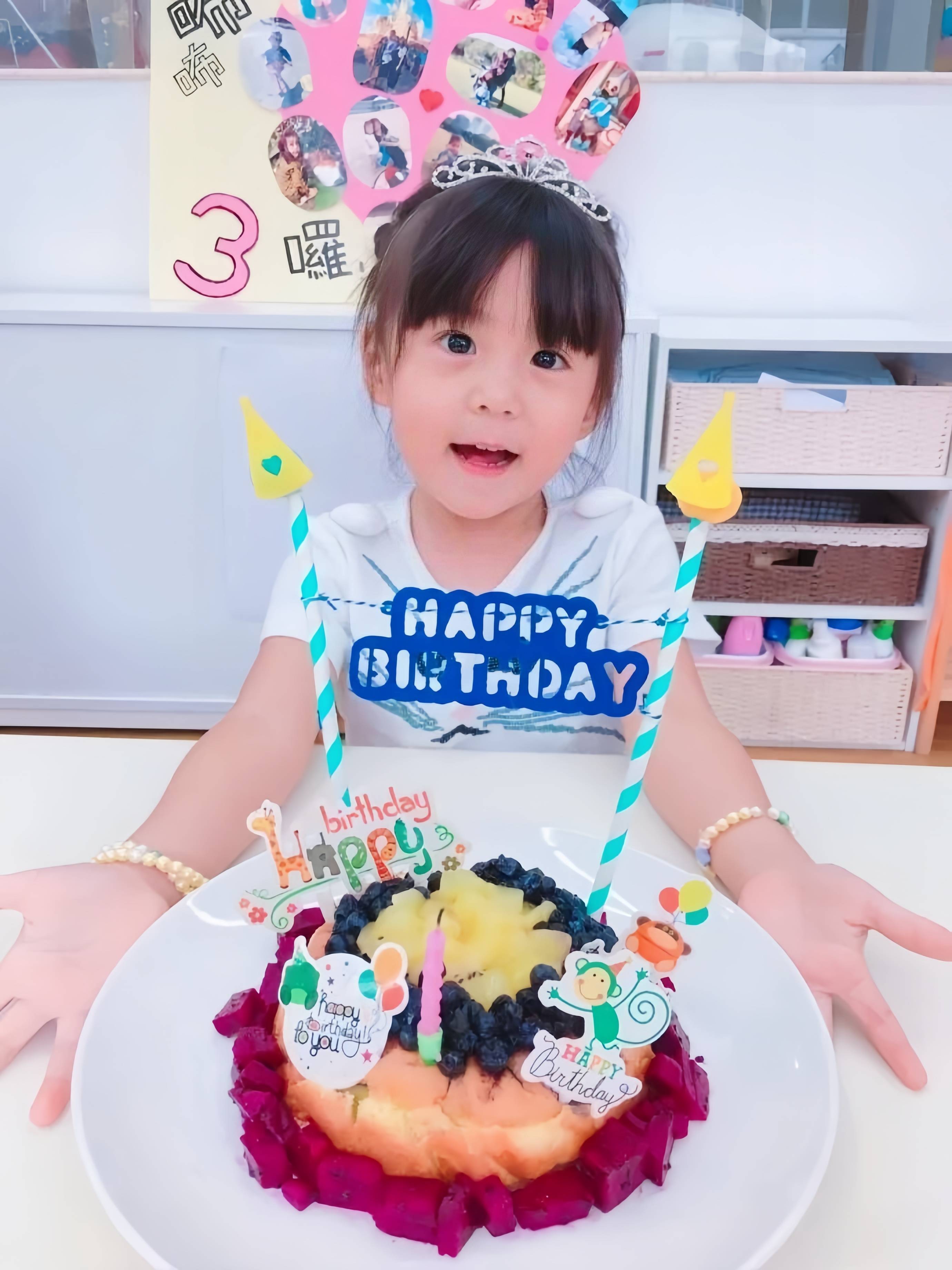 贾静雯为女儿庆生咘咘大眼文静优雅波妞精灵古怪略逊色