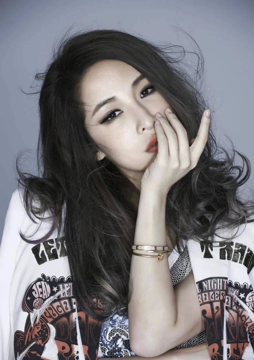 继承10亿家产萧亚轩,44岁约会数百位小鲜肉,现在长相不忍直视!