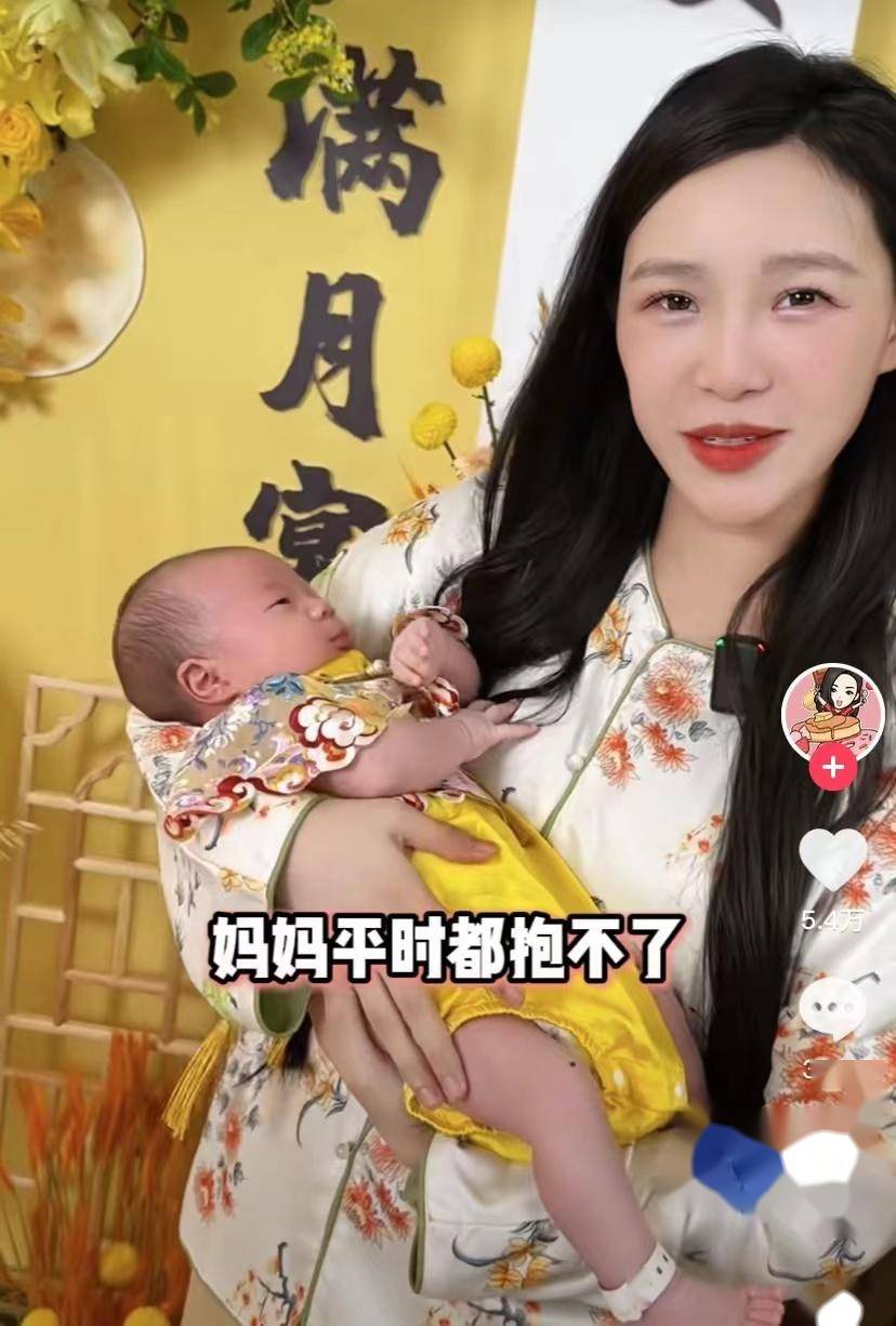 原创小贝饿了儿子满月四代同堂婆家人惹热议老公罕露脸满头白发