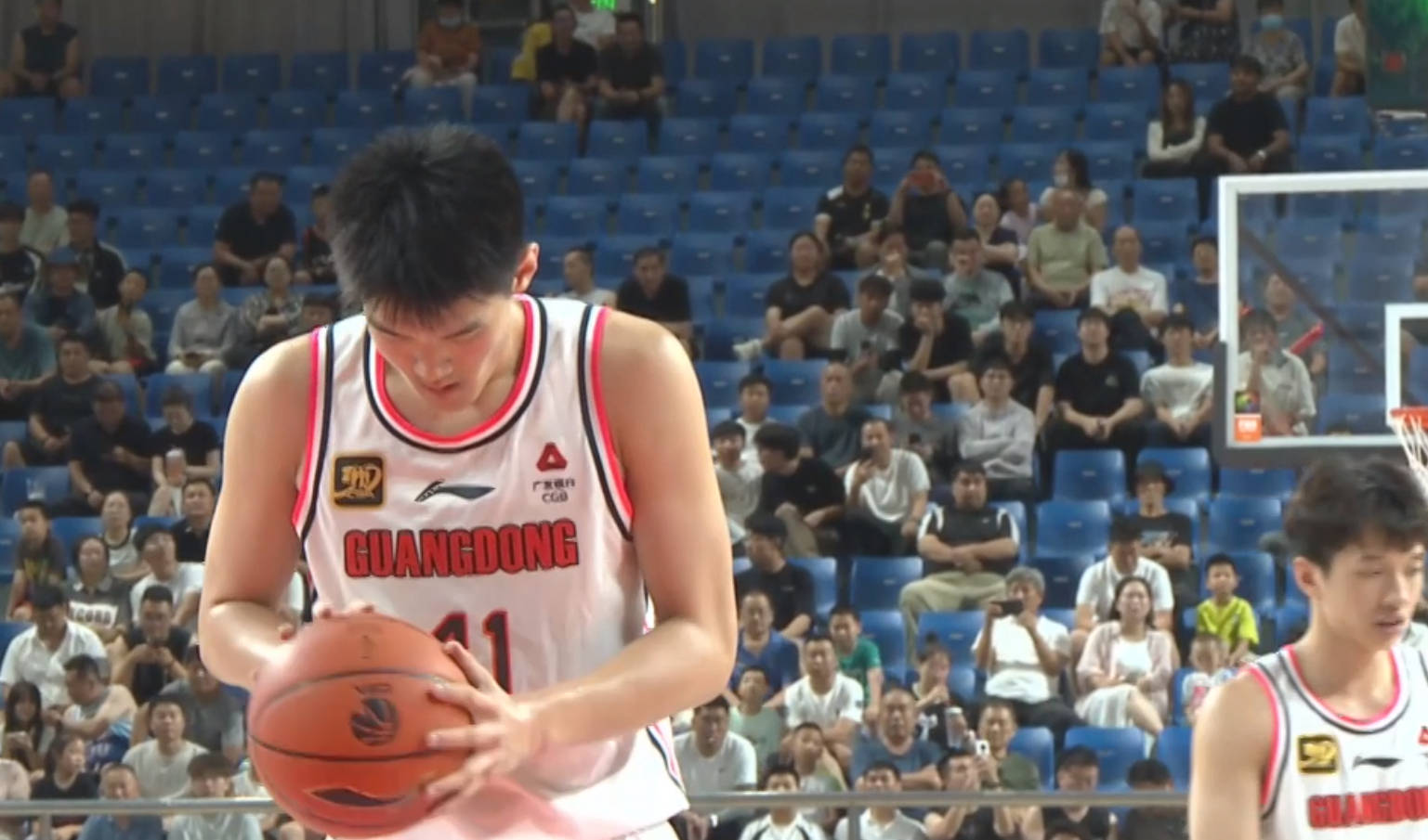 15投硬砸22+8+3+3！男篮“暴力控卫”驰援杜锋，广东队未来的老大