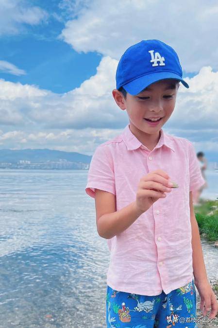 马雅舒儿女近照曝光,米雅高高瘦瘦长得像同父异母姐姐,颜值好高