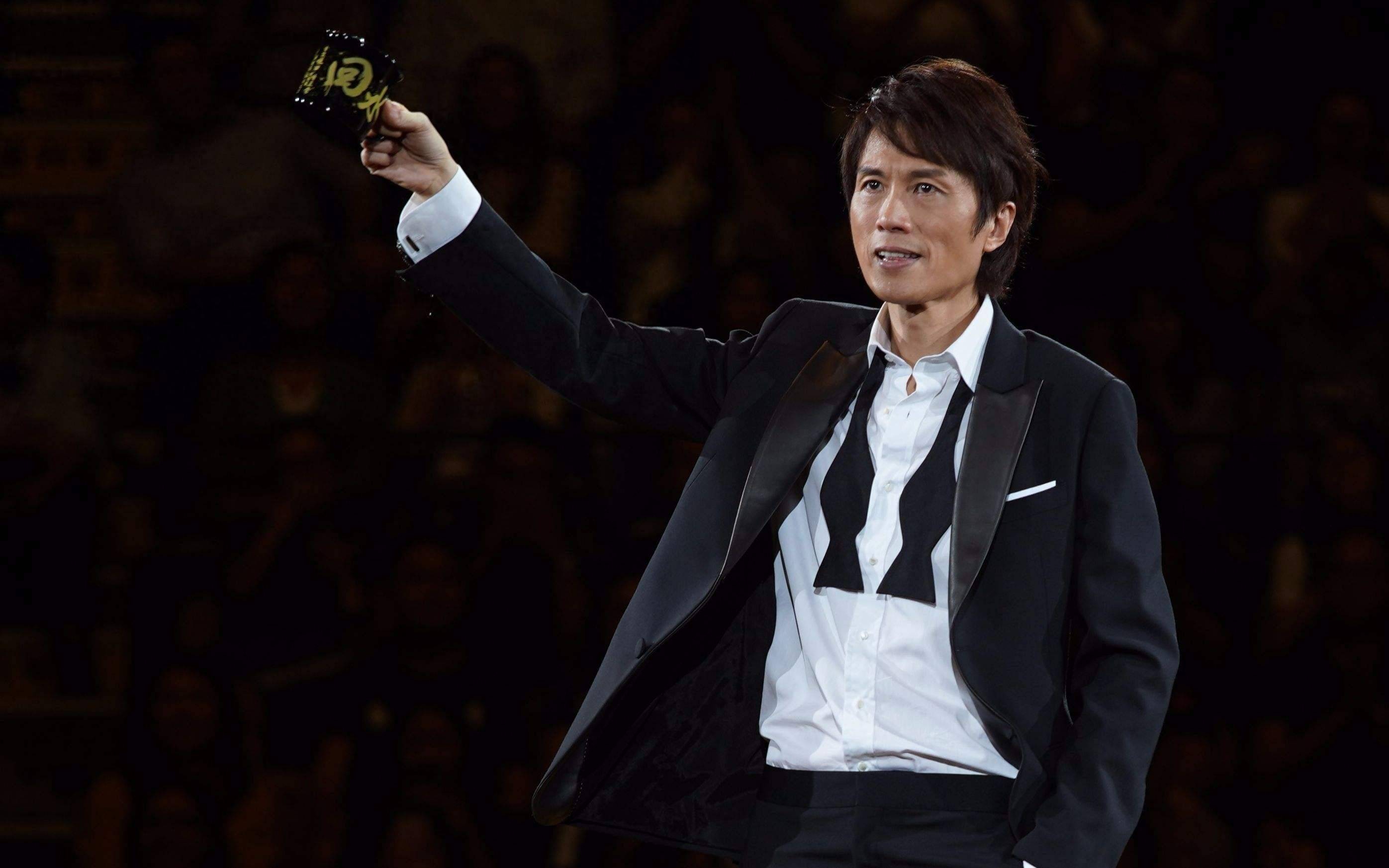 2004年金像奖,朱茵当众打了黄子华一巴掌,台下观众目瞪口呆!