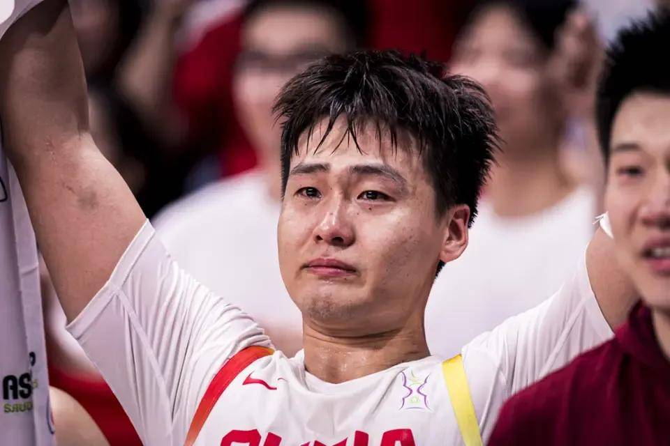 中国男篮众生相!赵睿边庆祝边哭胡金秋竖大拇指,郭士强举动暖心