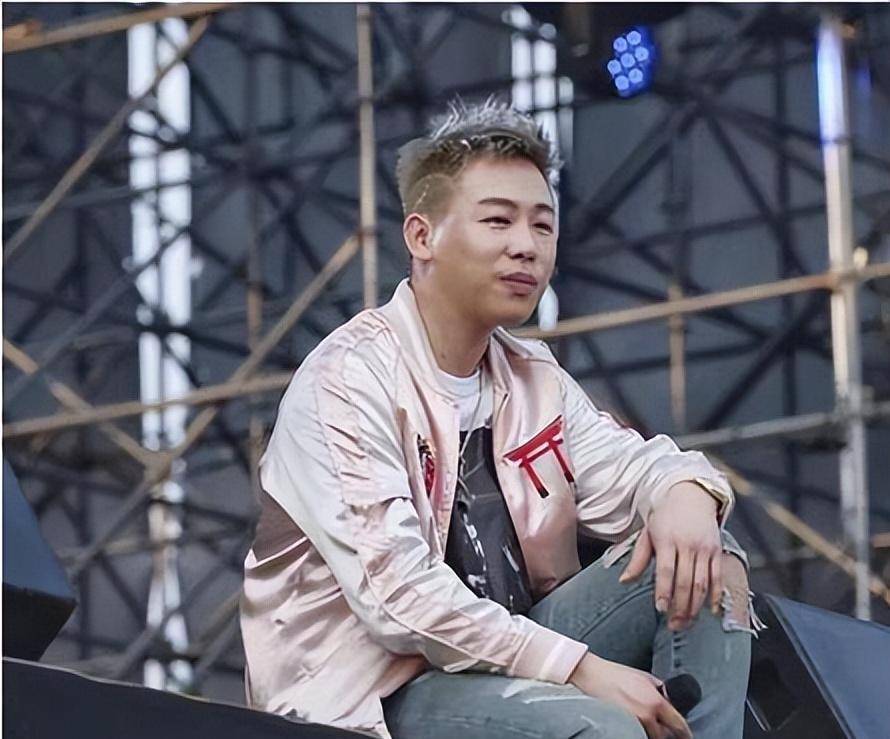 当红歌星胡彦斌:爸爸英年早逝,我还妈妈亲情和阳光