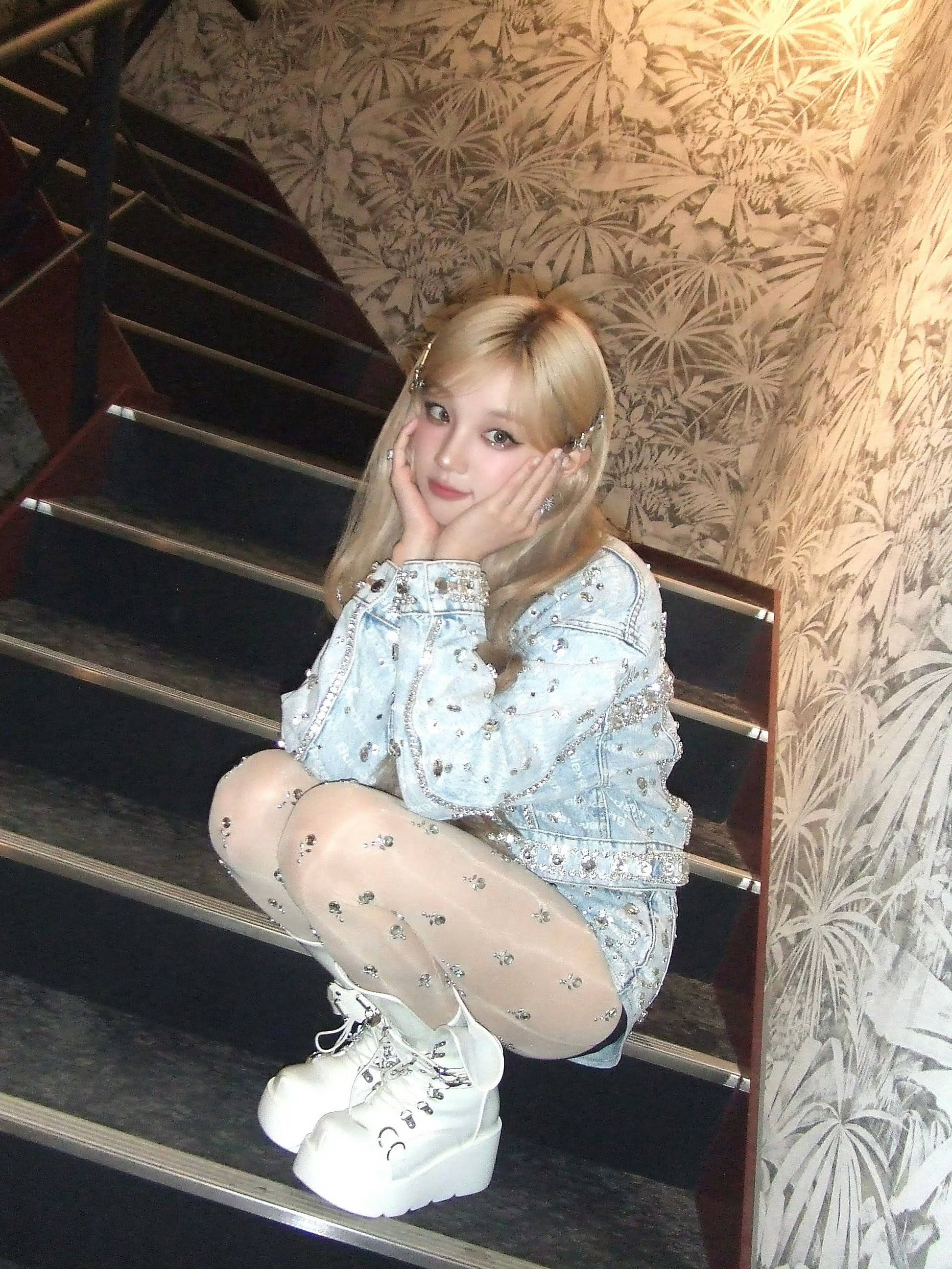 宋雨琦金发造型超吸睛,白丝造型秀出迷人好身材