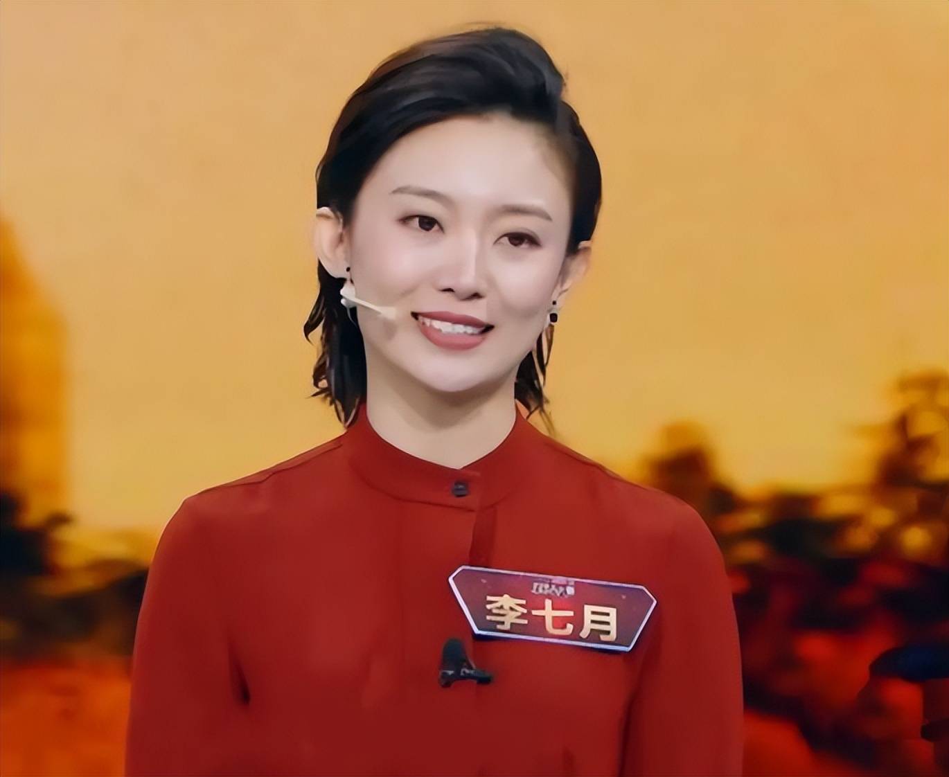 央视主持人李七月,不再被重用,38岁的她已经找到了自己的路