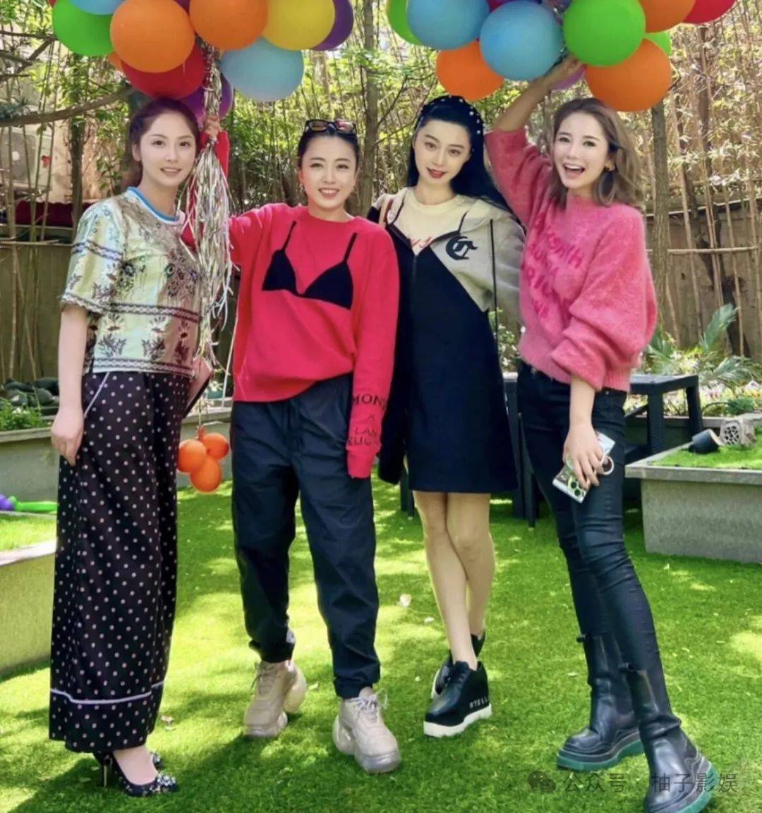 43岁范冰冰和阔太合照甘当陪衬,穿卡通毛衣乖巧可爱,明星在资本面前有