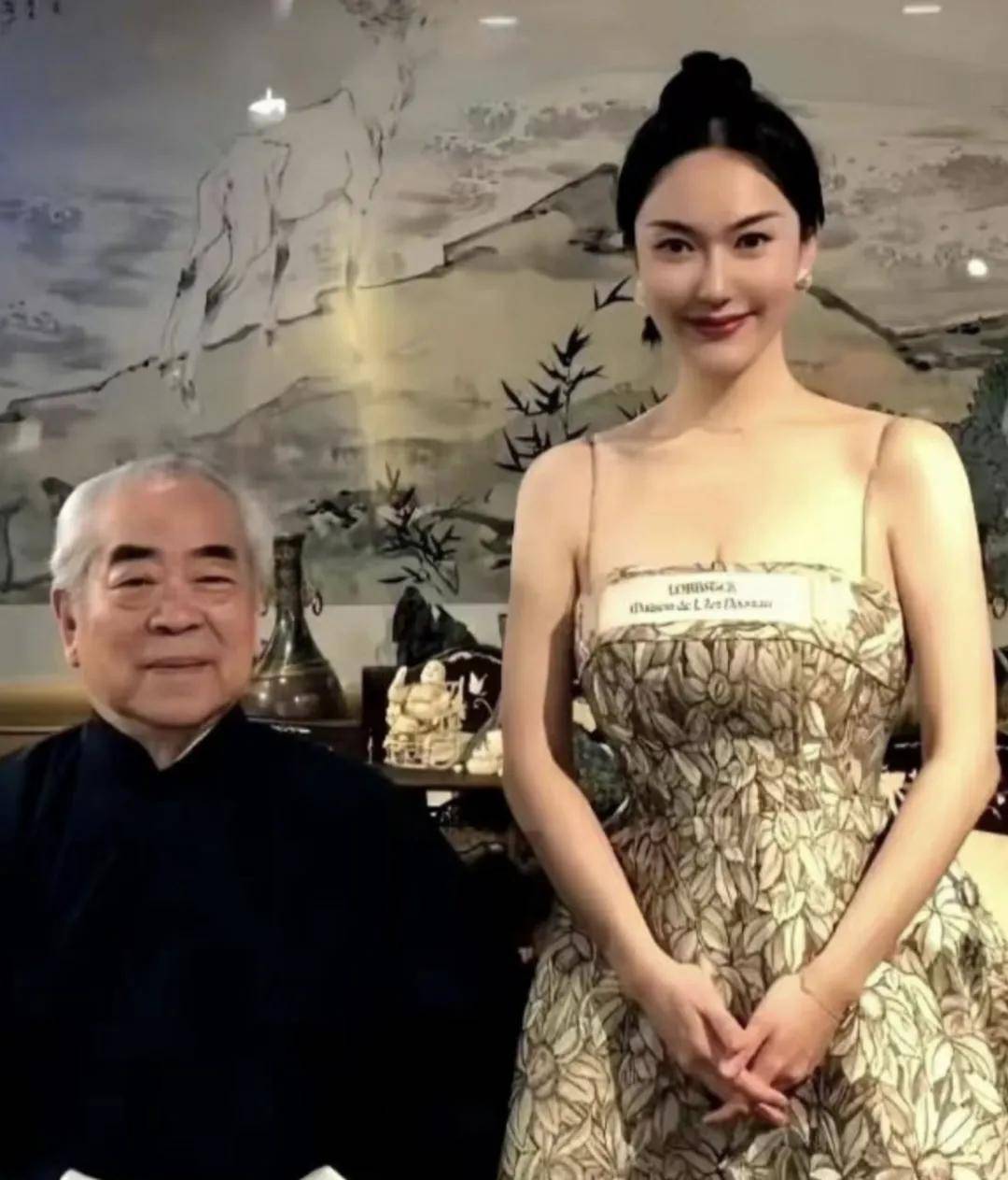范曾晚节不保？亲题牌匾下堆满烂鞋 还曾给释永信美女弟子题字