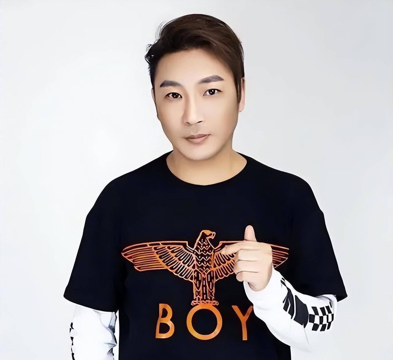 陈少华:春晚一曲成名,却被伴舞恶意伤害毁容,现在又怎么样了?