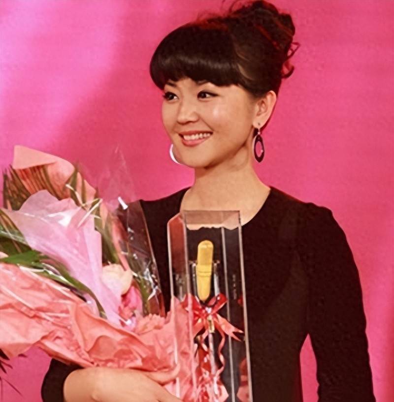 如今,方琼的儿子杨初一已经长成一位高大帅气的青年,而她和丈夫杨扬的