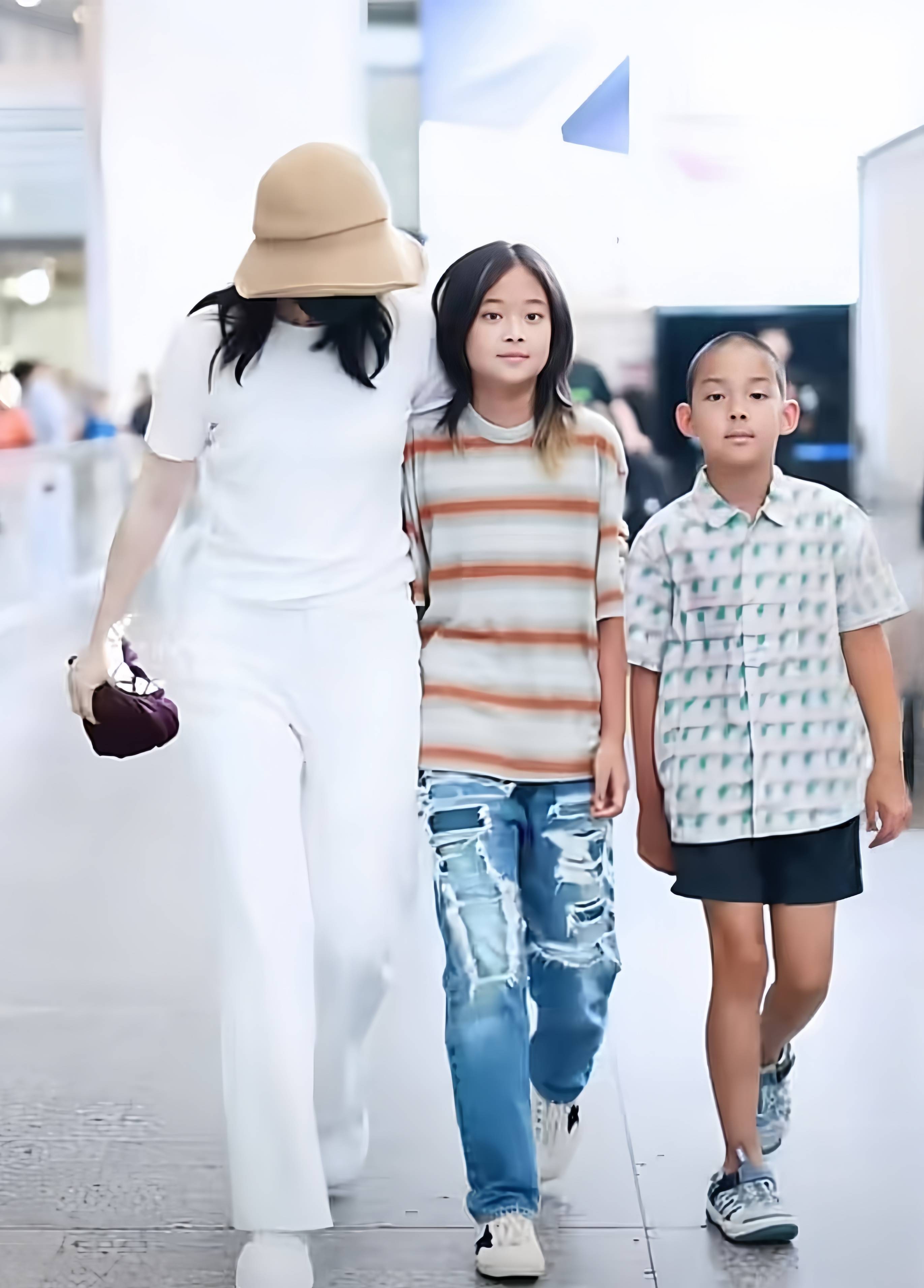 梅婷一家四口罕见曝光女儿颜值高长相和妈妈一样儿子则像父亲
