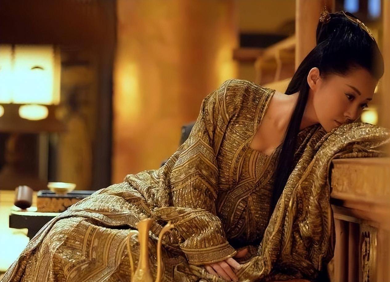 照片中许晴倚靠在杨洋身边,神情娇柔仿佛下一秒就要亲吻杨洋的侧脸