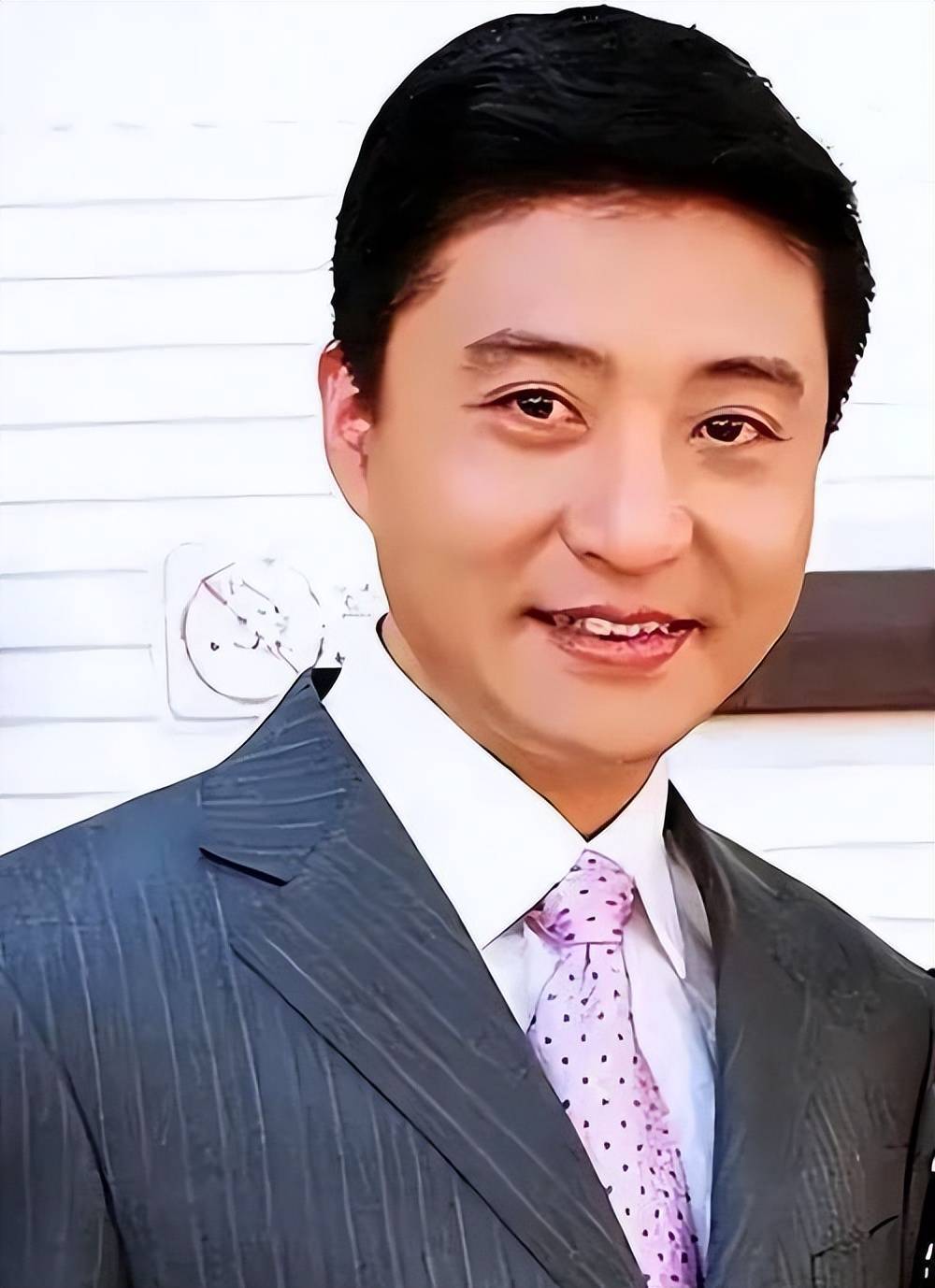 妻子高明婷是在他还不红的时候认识的,两人在文工团共同演出,慢慢走到