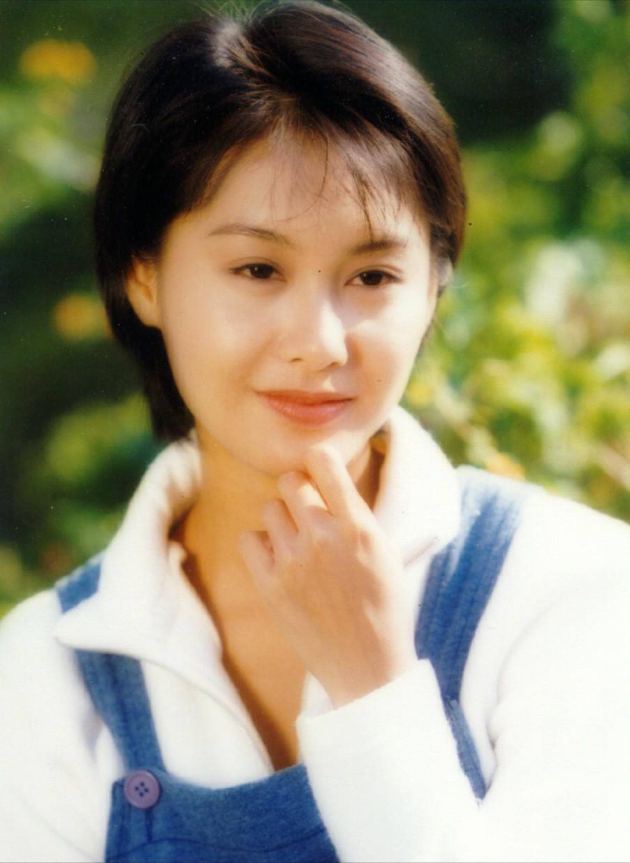演员朱茵现状:住深山残屋,开97年破车,活成了娱乐圈的"笑话"