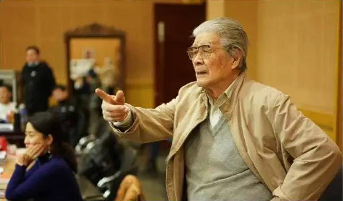 白天演员晚上间谍隐姓埋名75年2021年被授勋蓝天野的一生