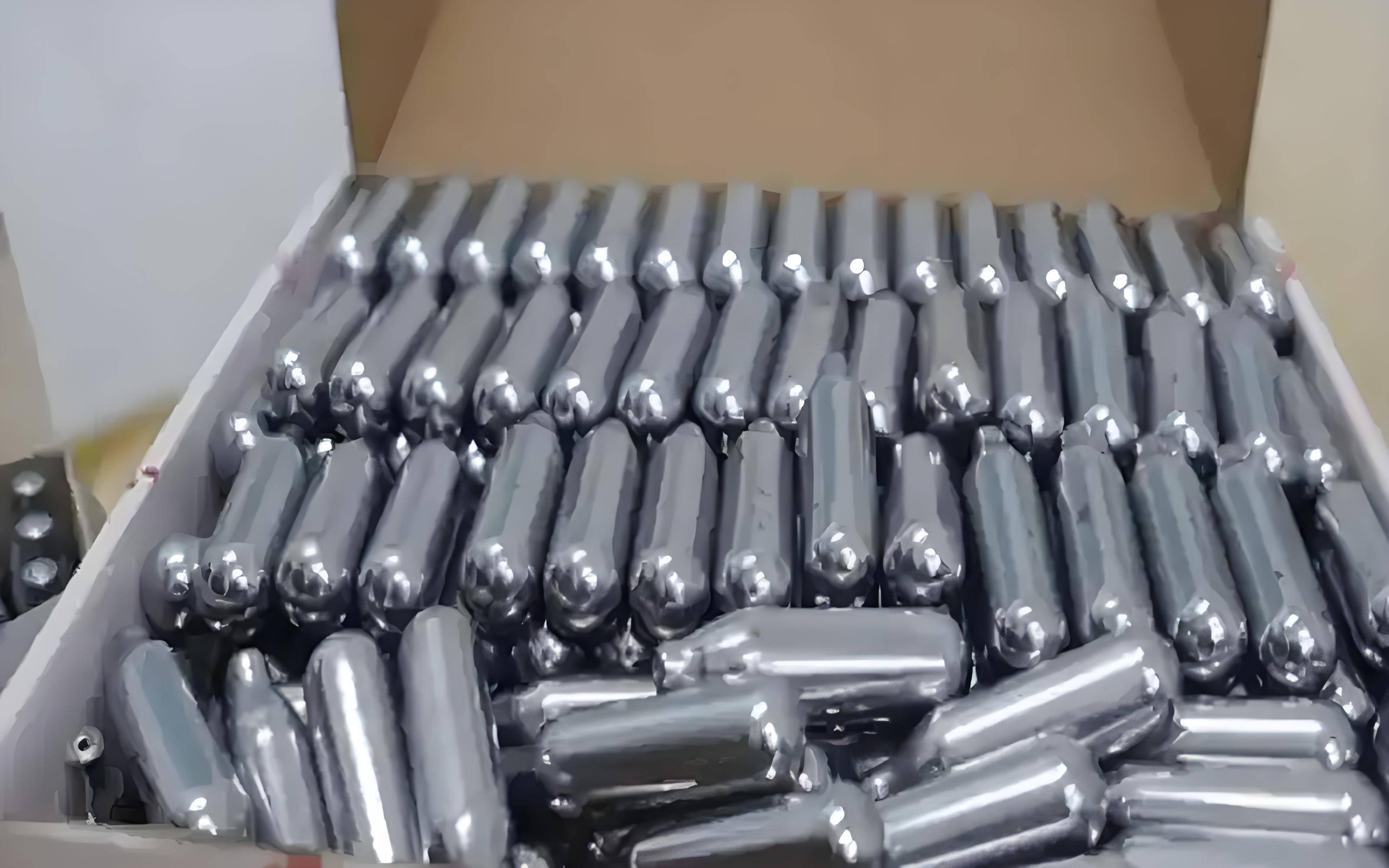 警察酒店查获大量"笑气":致人愉悦堪超毒品,对人危害巨大