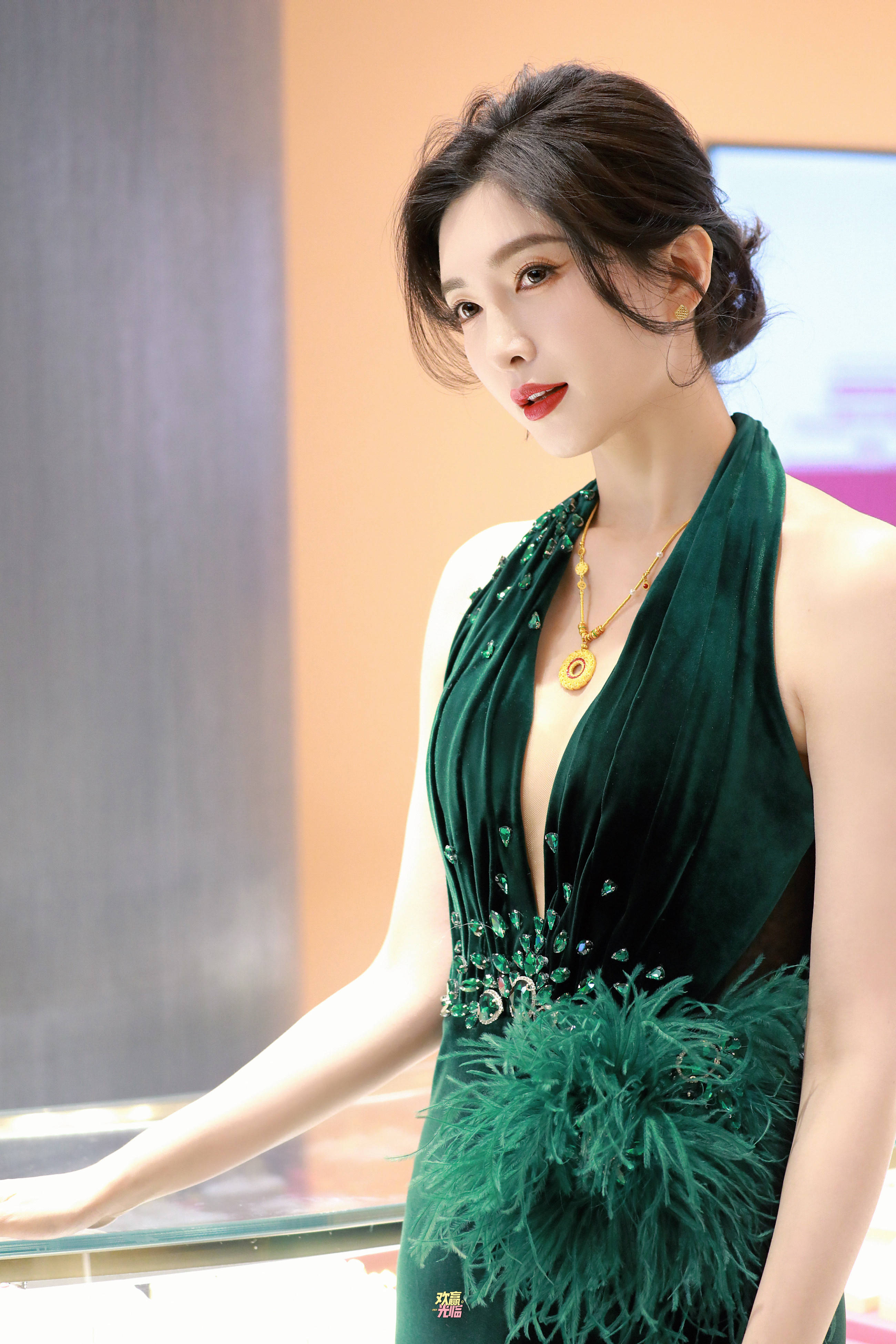 江疏影深 v 礼裙天鹅颈与曲线珠宝店的女人味盛宴