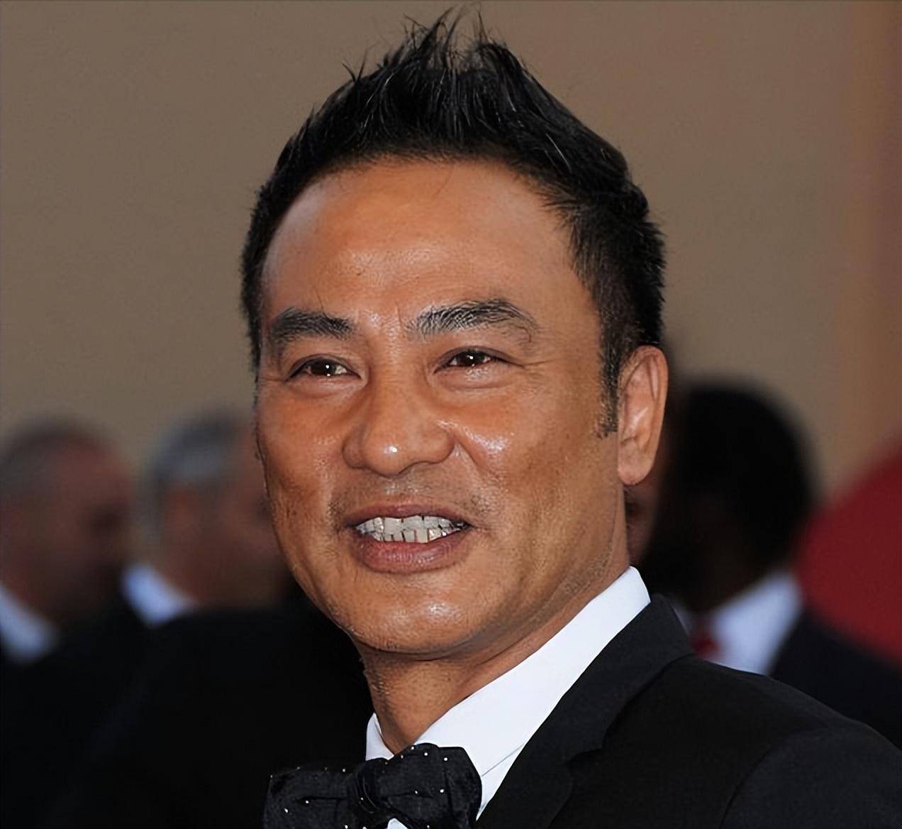 周星驰说对了!不演戏就"消失"的任达华,早已走上另一条大道