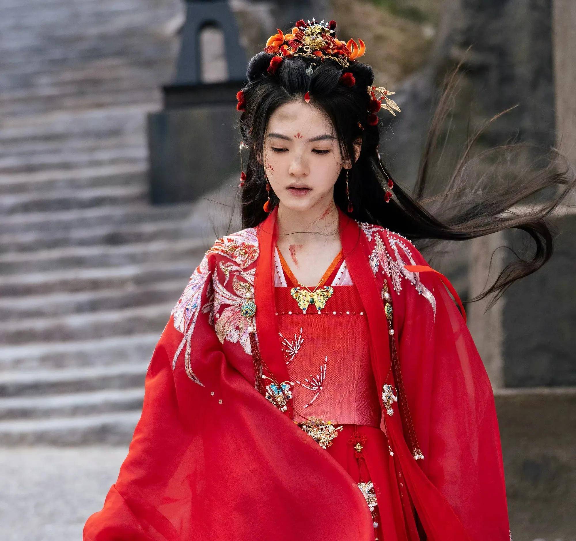 红衣古装和女星是绝配!热巴惊艳章若楠破碎美,看到杨紫:绝了!