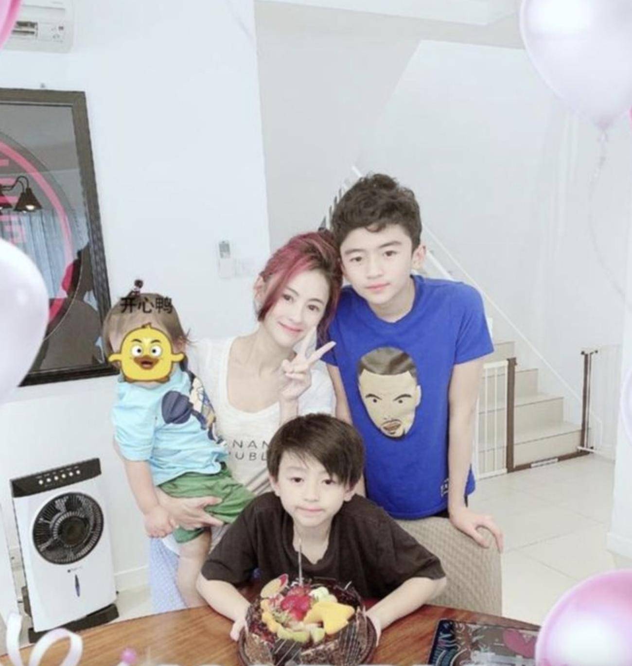 张柏芝为小儿子做保健7岁小王子头发乌黑浓密脖子红了一大块