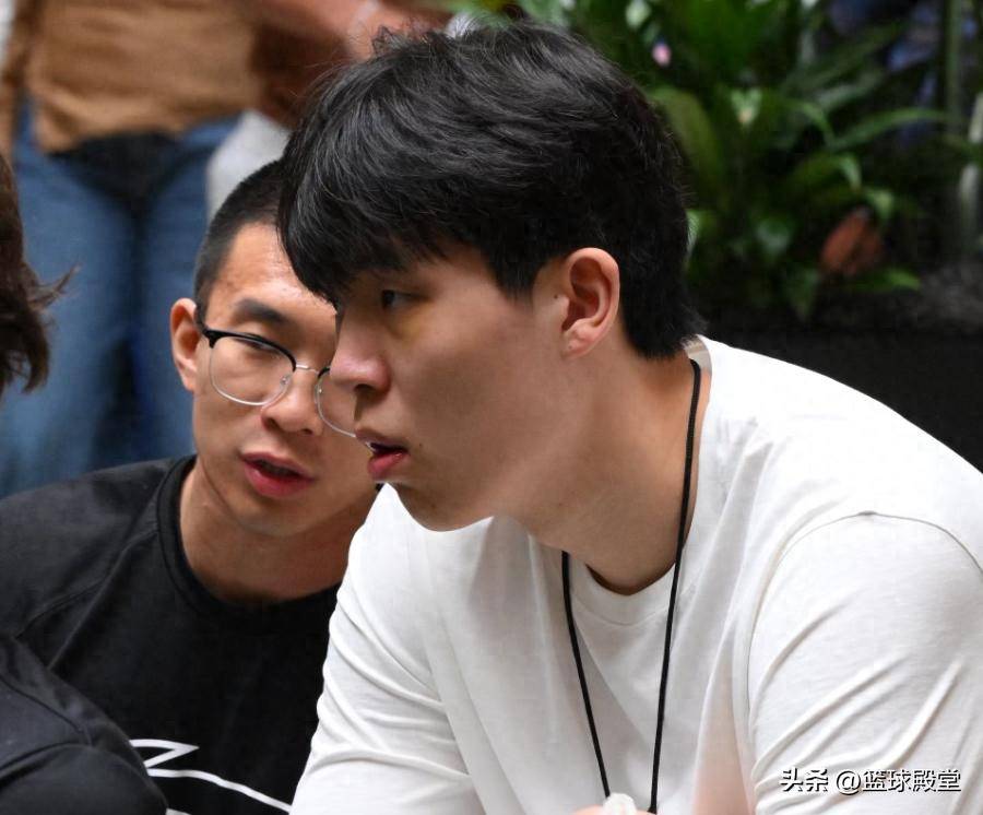 杨瀚森最新动态!参加新秀培训,熊猫眼仍在,再展社牛属性!