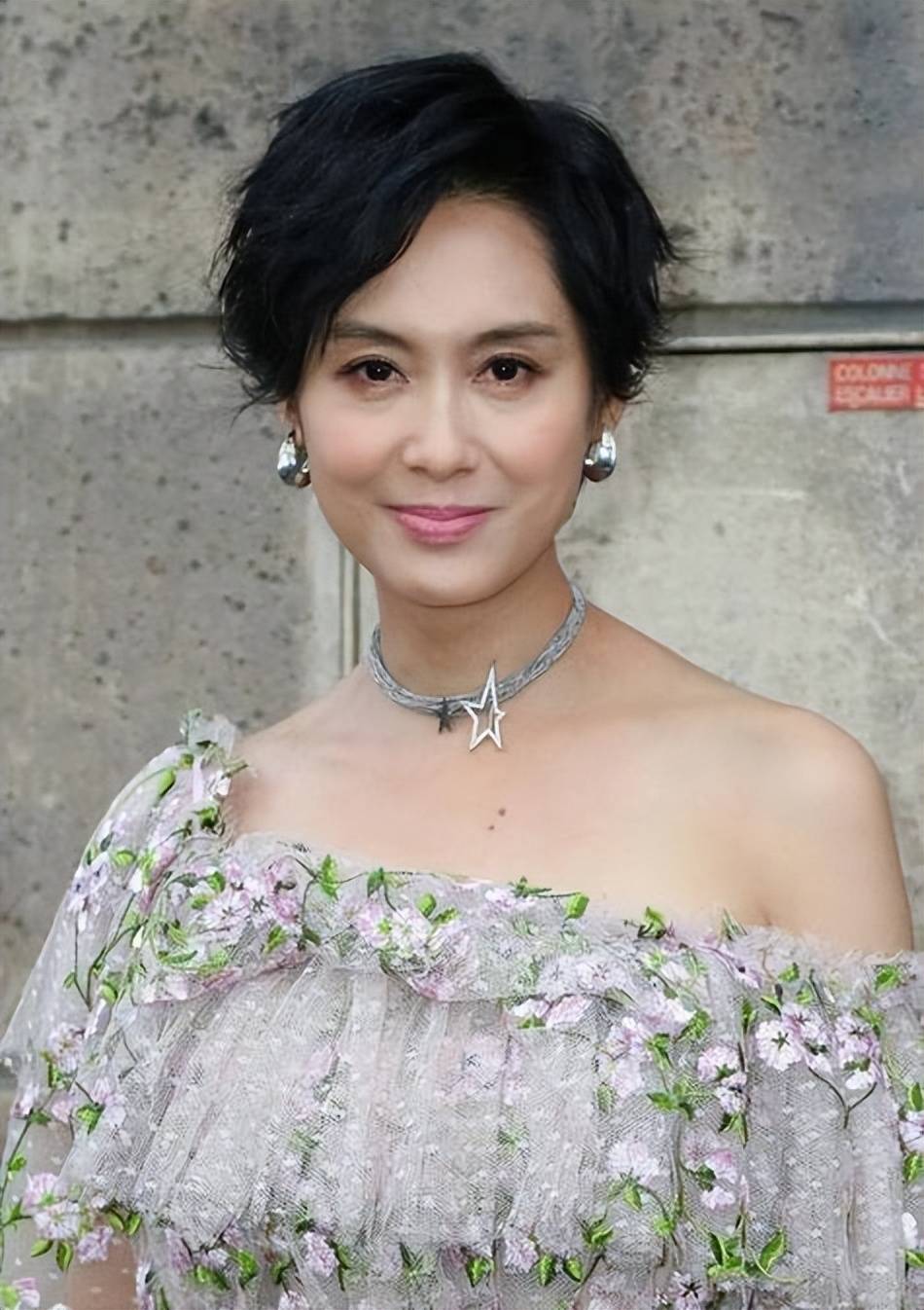 朱茵近照曝光:皮肤白皙发际线后移,穿拖鞋现身高铁站亲和力十足