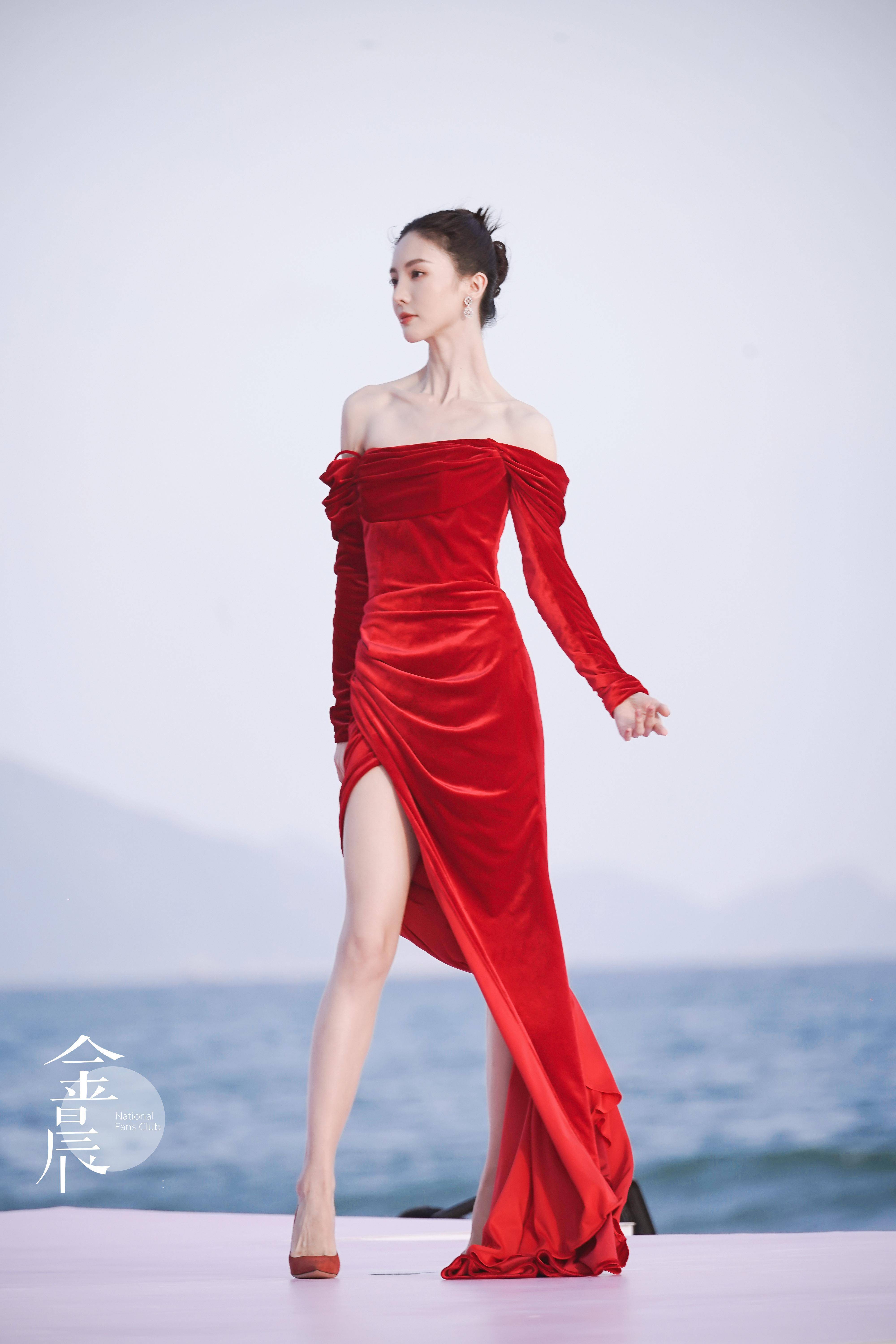 金晨红裙开衩,35 岁女人味场景穿搭,美到开挂