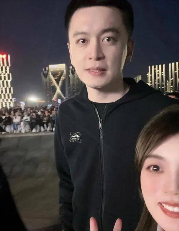 杨鸣和女友被偶遇,女友素颜也很美,戴定情物寸步不离!
