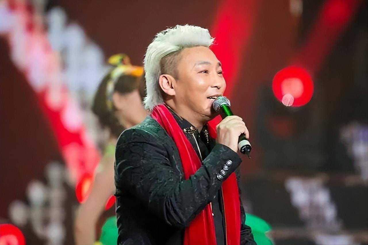 陈少华:一首歌红遍全国,被伴舞砍伤缝130针,毁容后沦落卖马桶