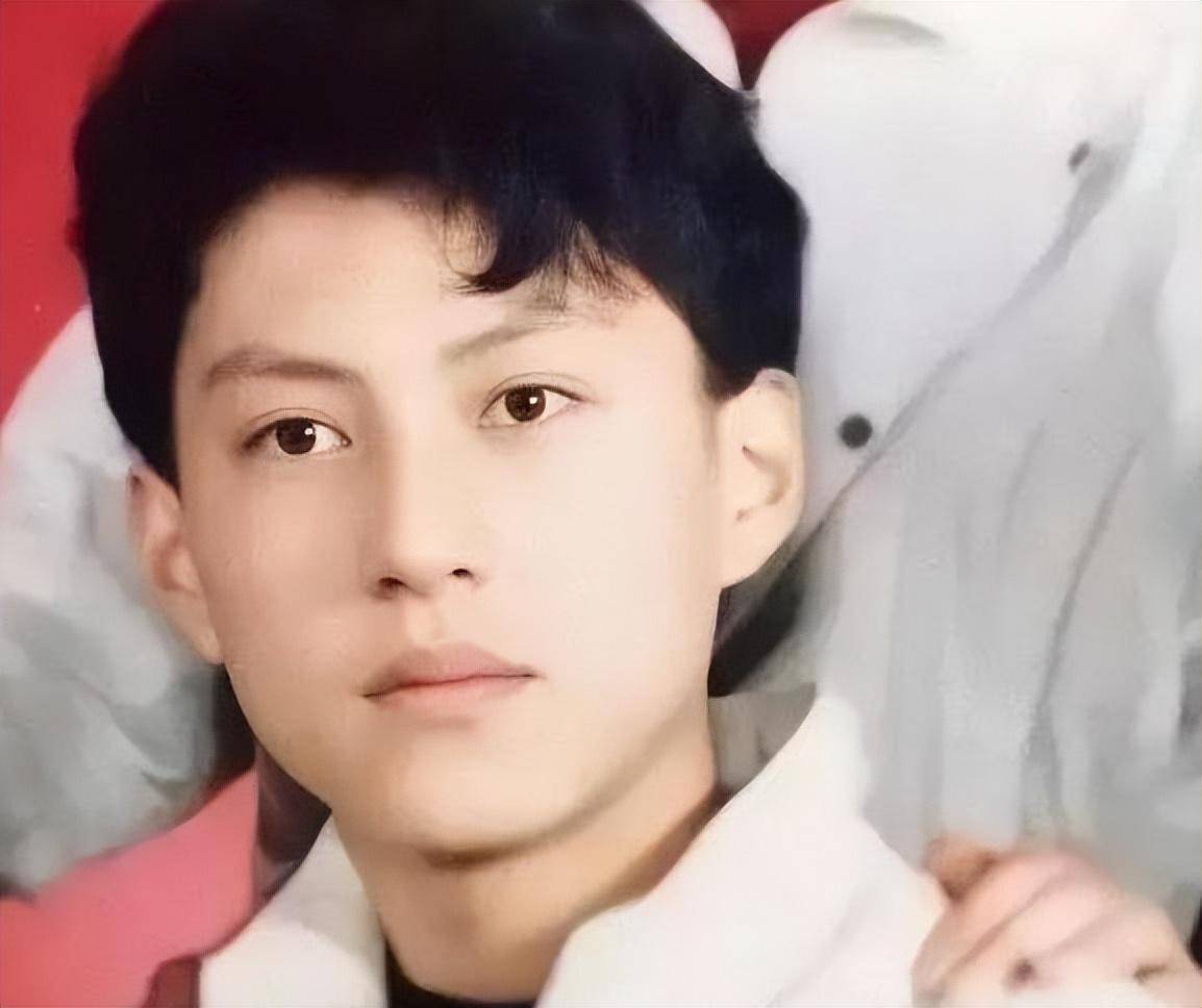 "二婚杀手"靳东与江珊同居多年,为何转身娶了二婚的李佳