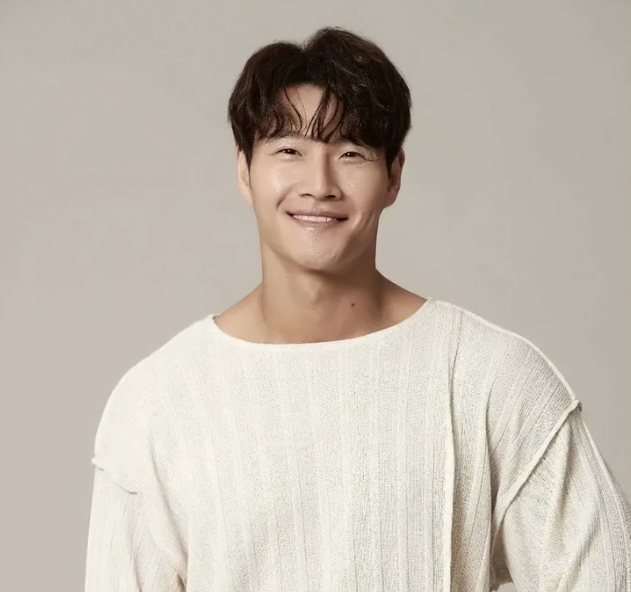 闷声办大事!看单身半辈子突然结婚的金钟国,悬着的心终于放下了