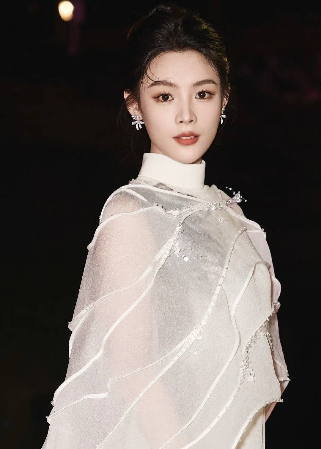 时尚芭莎盛典杨幂鞠婧祎亮相肖战王一博缺席遗憾