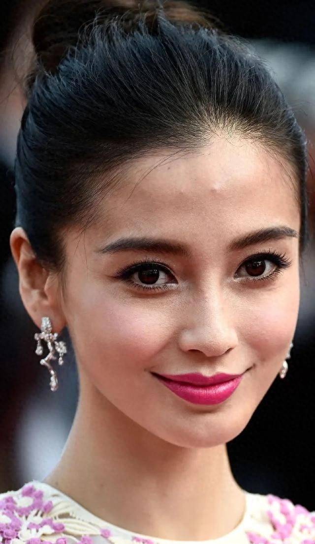 嘴歪眼斜脸型崎岖,皮肤粗糙,当明星离开精修,缺点都暴露